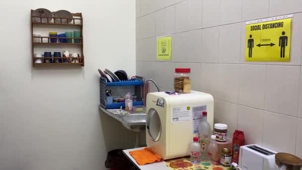 Cozinha Escritório Vazia Sala Descanso Durante Distanciamento Social Pandêmico — Vídeo de Stock
