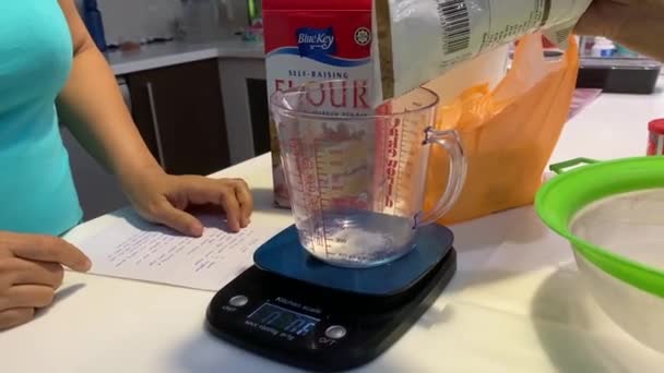 数字刻度烘焙黄油蛋糕用面粉充填测量杯 — 图库视频影像