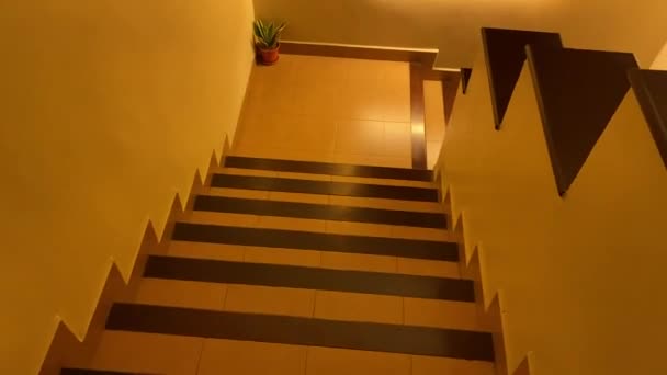 Treppe Hinunter Mit Gelber Innenbeleuchtung — Stockvideo