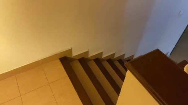Descendo Escadas Casa Com Iluminação Laranja — Vídeo de Stock