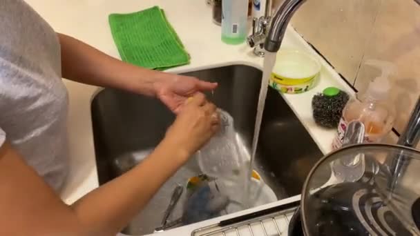 再利用する食品包装へのプラスチック製の蓋の洗浄 — ストック動画