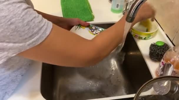 Lave Plaque Céramique Blanche Avec Savon Vaisselle Moyen — Video