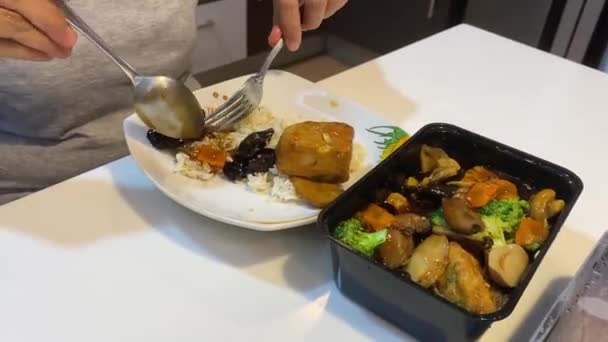 Vrouw Eet Chinese Gemengde Groenten Rijst Voor Lunch — Stockvideo