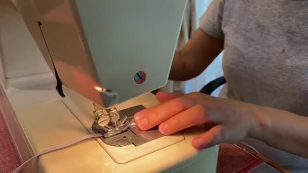 Femme Couture Bande Jarretière Blanche Utilisant Une Machine Coudre Gros — Video