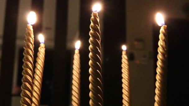 Lilin Atas Lilin Berdiri Terbakar Ruang Gelap — Stok Video