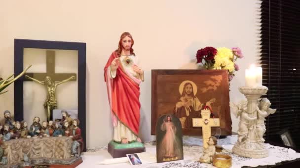 Christlich Katholischer Altar Mit Jesusstatuen Und Brennender Kerze — Stockvideo