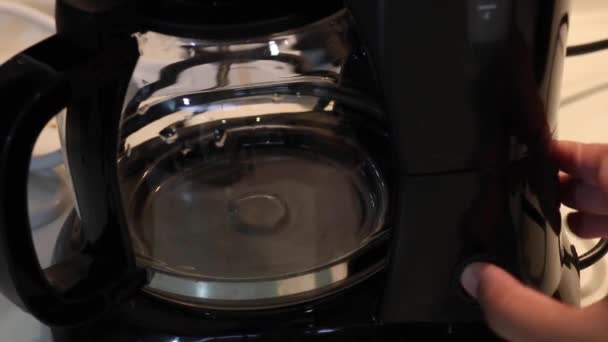 咖啡机将咖啡倒入大锅中 — 图库视频影像