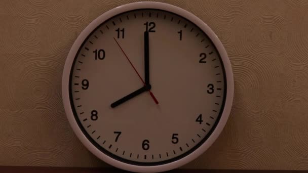 白い壁の時計に8時のシャープ ワイド — ストック動画