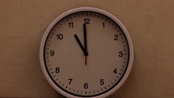 Одиннадцать Часов Ровно Белые Настенные Часы Средний — стоковое видео