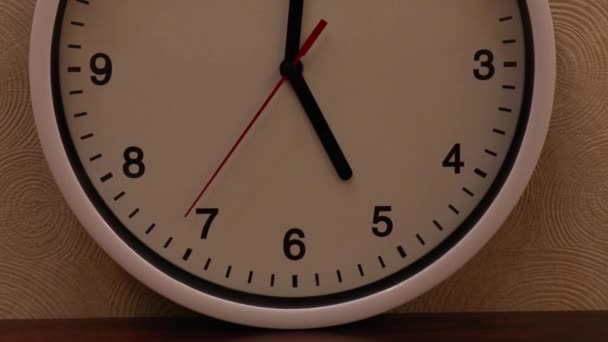 Πέντε Ώρα Ακριβώς Στο Λευκό Ρολόι Τοίχου Κοντά — Αρχείο Βίντεο