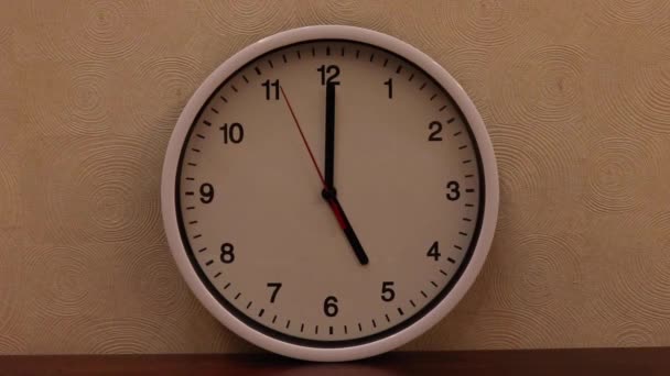 白い壁の時計に5時のシャープ ワイド — ストック動画