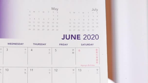 Obracející Stránka Kalendáře Června Července 2020 Zblízka — Stock video