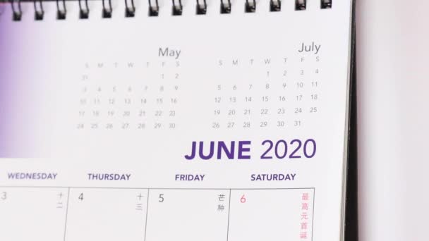 Vända Kalendersidor Från Juni Till Juli 2020 Närbild — Stockvideo