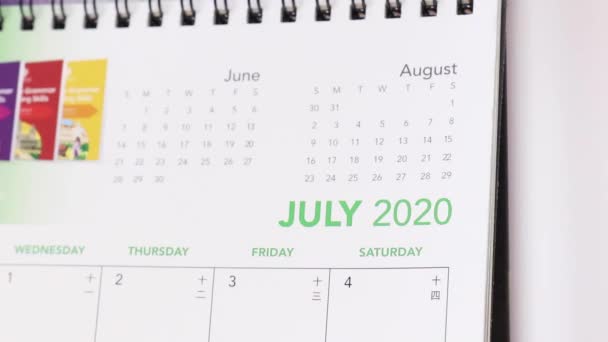 Voltear Las Páginas Del Calendario Julio Agosto 2020 Cerca — Vídeo de stock