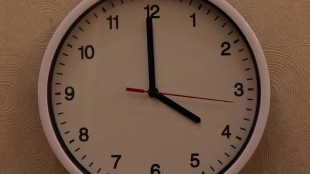 Τέσσερις Ώρα Απότομη Λευκό Ρολόι Τοίχου Μέσο — Αρχείο Βίντεο