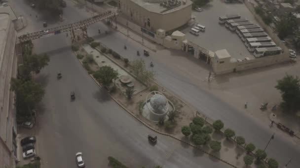 Luchtfoto Van Een Enorme Wereldbol Straat Karachi Crane — Stockvideo