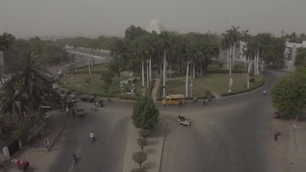 Vista Aérea Carretera Cerca Del Mausoleo Jinnah Karachi Plano Moviéndose — Vídeos de Stock