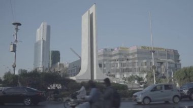 İki kılıç kavşağında dönen arabalar..