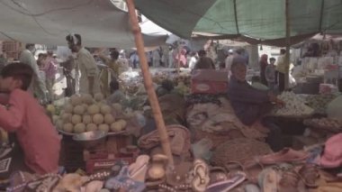 İmparatoriçe Pazarı 'nda terlik ve meyve tezgahları