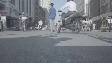 Karaçi 'deki ana Chundrigar Yolu - Düşük Açı