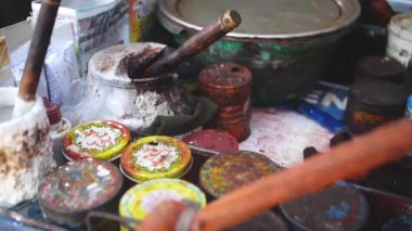 Pan ile bir tezgah - çiğneme tütünü - yakın plan