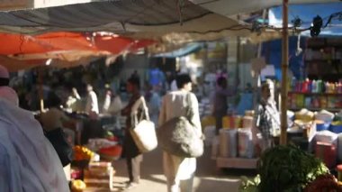 Karaçi 'de bir markette çantalarla dolaşan bir yardımcı..