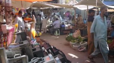 İmparatoriçe pazarındaki hırdavat tezgahları.