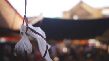 Pastik torbalar onları aşağıda tutmak için kumaştan sarkıyor.