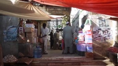 İnsanlar pazarda pazarlık yapıyor..