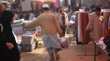  Sulama testisiyle dolaşan bir adam.