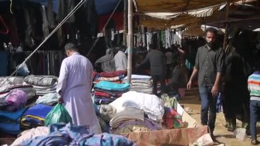 Pazar pazarında insanlar dolaşıyor, Karachi.