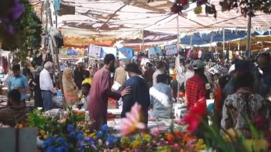 : Dükkan sahibi müşteriyle pazarlık yapıyor.