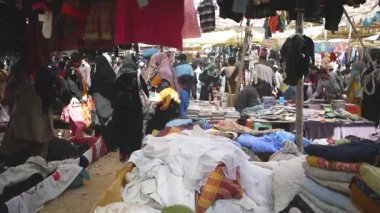  Pazar pazarı insan dolu.