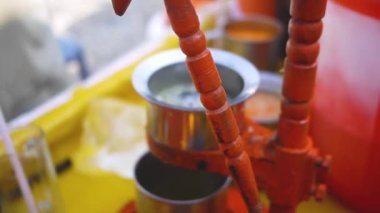 Geleneksel el yapımı portakal suyu makinesi