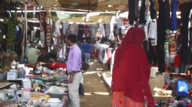 Kırmızılı kadınlar oyuncaklara bakıyor..