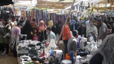 Pazarda yürürken ve konuşurken görülen kadınlar