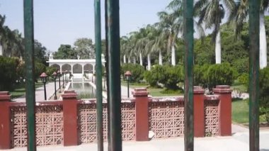 Karaçi hayvanat bahçesinde eski bir Babür tarzı bahçe.