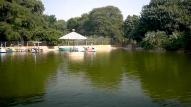 Karachi hayvanat bahçesindeki tekne gezisi alanında.