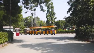 Eğlence treni eski Karachi hayvanat bahçesinden geçiyor..