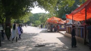 İnsanlar Karachi hayvanat bahçesine giriyor.