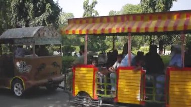 Karachi hayvanat bahçesinde tren yolculuğu - yan açı