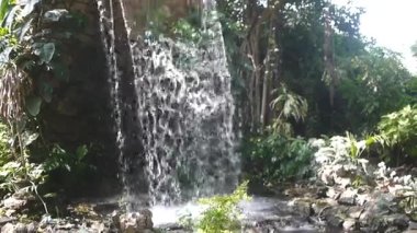 Karachi Hayvanat Bahçesi 'nde su düşüyor.