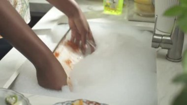 Afro kadın lavaboya daldırıyor..