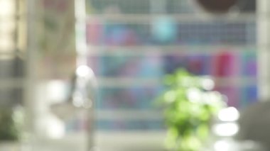 Mutfak lavabosunun arka planı bulanık.