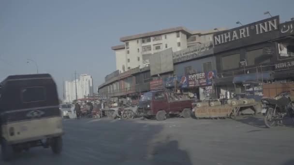 Tuktuk Pasando Por Cuenca Del Barco Karachi — Vídeo de stock