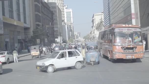 Αυτοκίνητα Και Λεωφορεία Στην Οδό Chundrigar Στο Καράτσι — Αρχείο Βίντεο