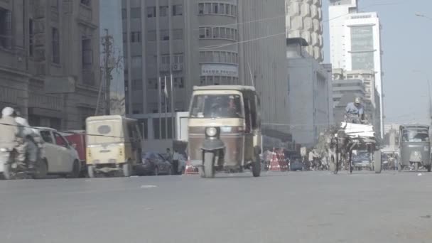 Donkey Cart Main Chundrigar Road Karachi Lowangle — стоковое видео
