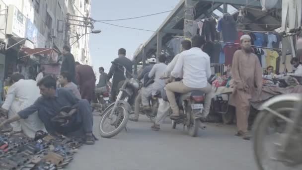 Μοτοσικλέτες Που Περνούν Από Τους Δρόμους Στο Καράτσι — Αρχείο Βίντεο