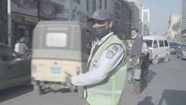 Police Guiding Traffic Chundrigar Road Karachi — Stock Video