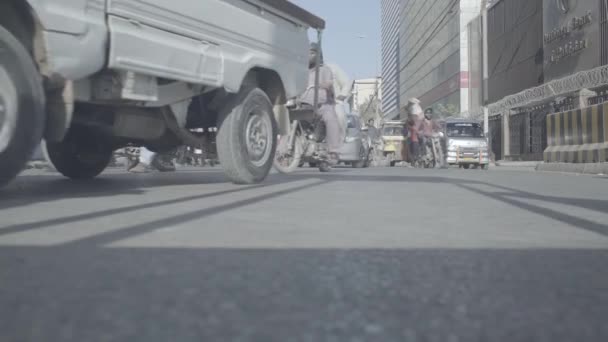 Traffic Main Chundrigar Road Karachi Low Angle — Stock Video